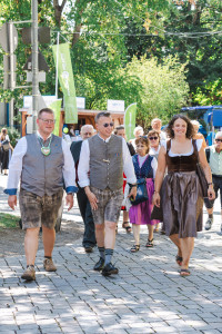 Holger Grießhammer, Hans Jürgen Ulm, Nicole Grießhammer und weitere Mitglieder der SPD beim Rundgang