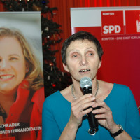 Beatrix Zurek vor dem Aufsteller mit dem Foto der Oberbürgermeisterkandidatin und Kreisvorsitzenden Katharina Schrader